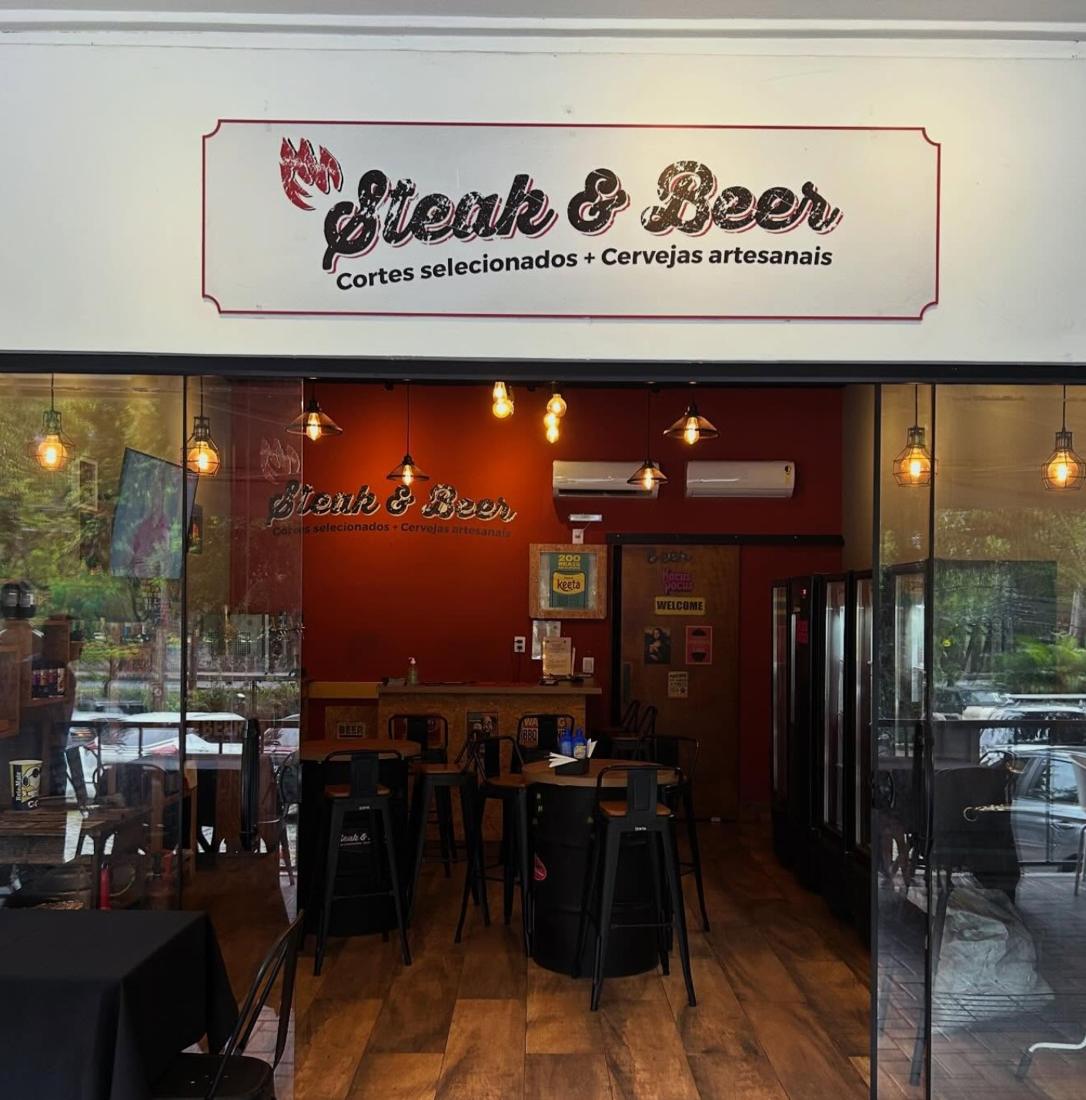 Fachada e salão da Steak & Beer no Shopping Espaço Itanhangá