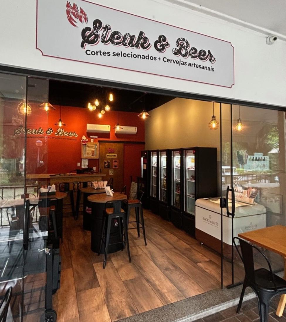 Loja da Steak & Beer com as geladeiras de cortes especiais
